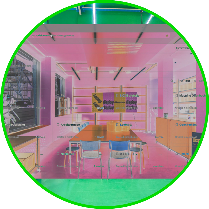 Ein Browserfenster &uuml;berlagert visuell ein Foto von einem B&uuml;ro mit einem Besprechungstisch.